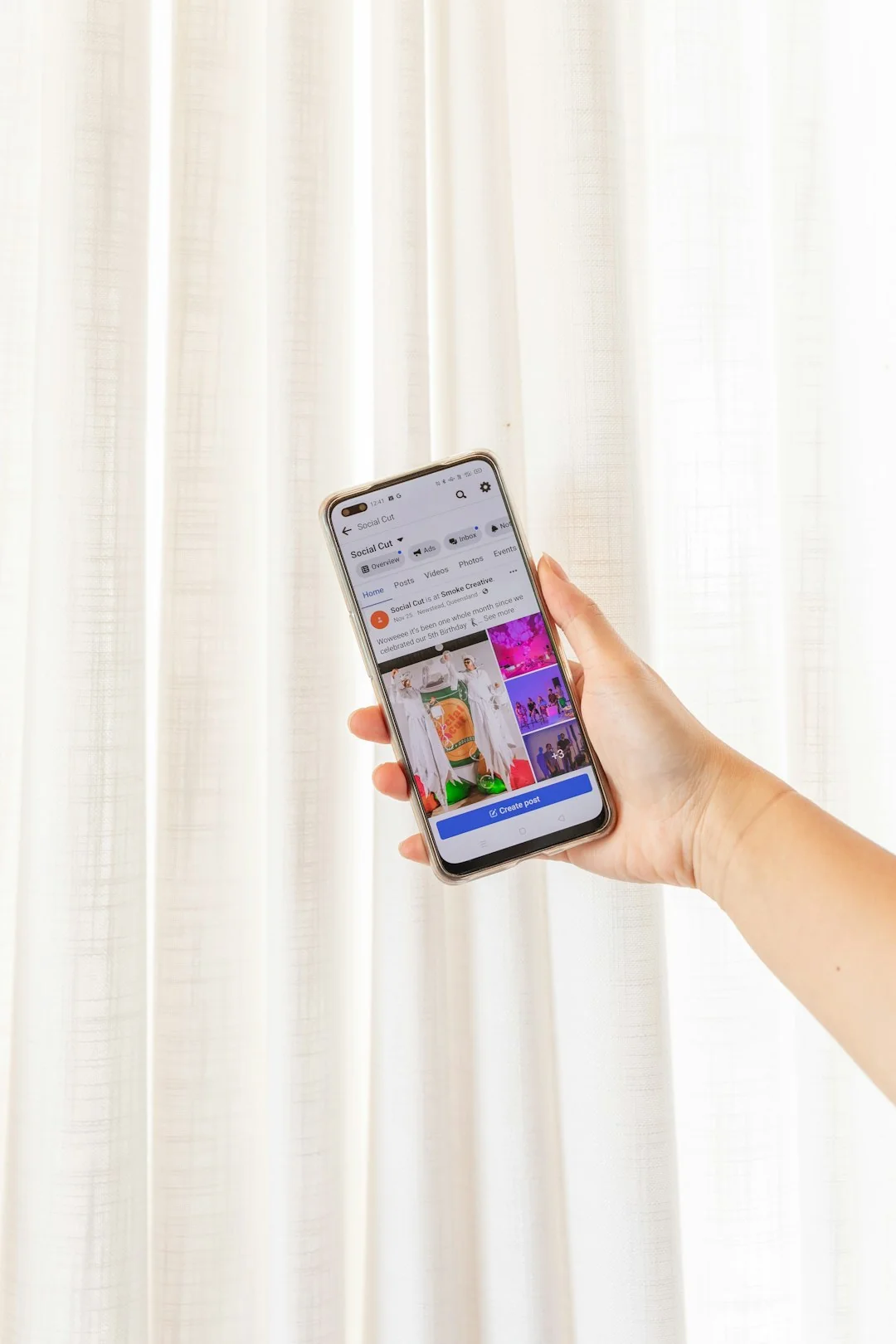 Vue en flat lay d’un smartphone, d’un ordinateur portable et d’écouteurs sur une surface grise. Idéal pour des univers liés à la tech et aux gadgets.