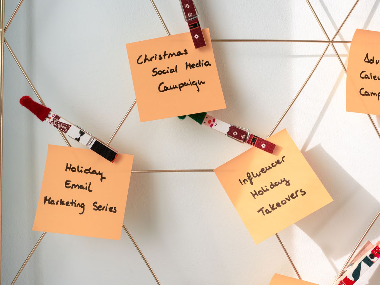 Notes adhésives avec des idées de marketing de Noël pour les campagnes sur les réseaux sociaux et par email.